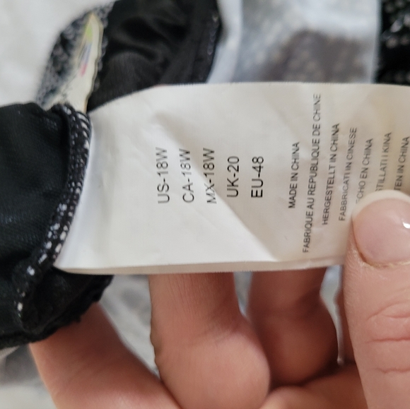 Black and white tankini top. - Picture 2 of 3